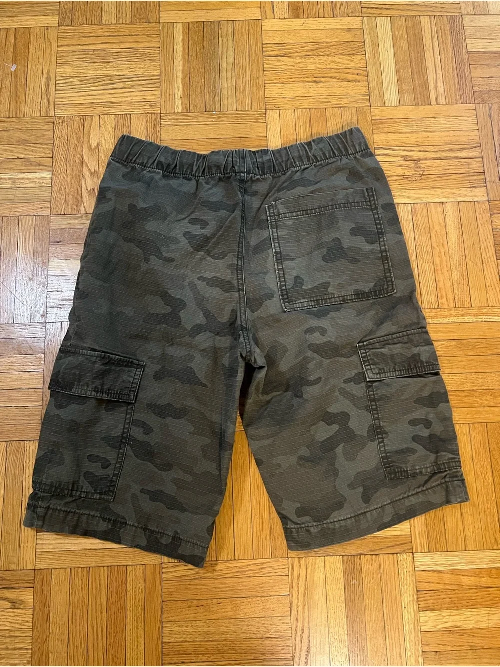 Trendy not Spendy Old Navy Camo Cargo Shorts in size Large (14/16)